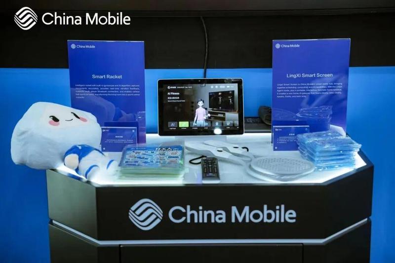 AI硬件竞争升级，中国移动灵犀屏悄然破局；家庭中枢新形态，差异化路径引关注。