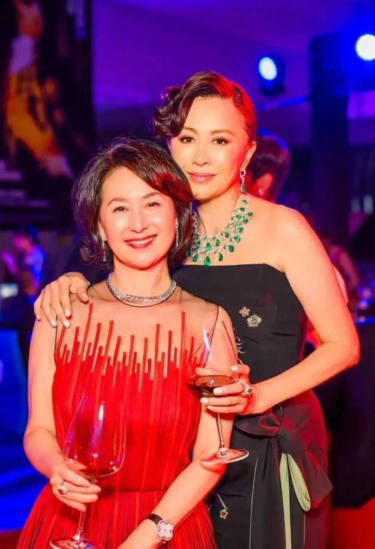 别让年龄偷走你的美:63岁何超琼用五套造型证明——真正的魅力从不怕时光 情感心理